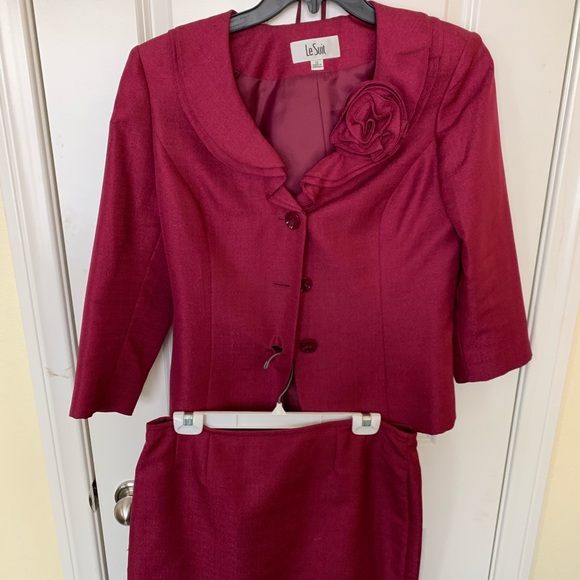 Le Suit Maroon Women’s Suit - Picture 2 of 5